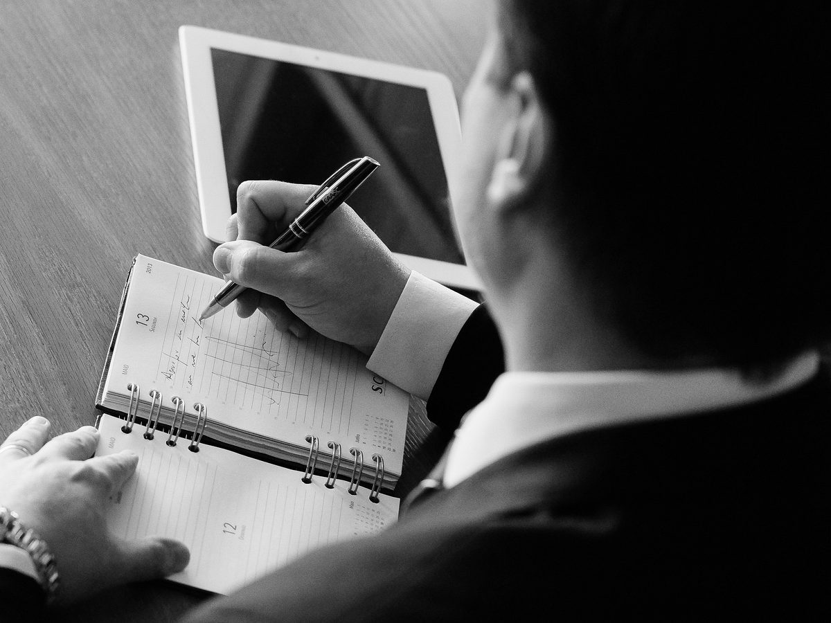 Advogado anotando prazos em agenda de trabalho